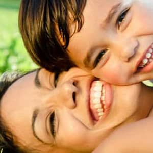 une mère et son enfant